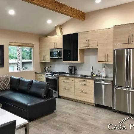 New Contemporary Guest House In Studio City Hills